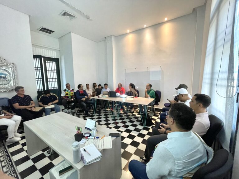 Secretario de Cultura y Patrimonio reunido con ciudadanos.