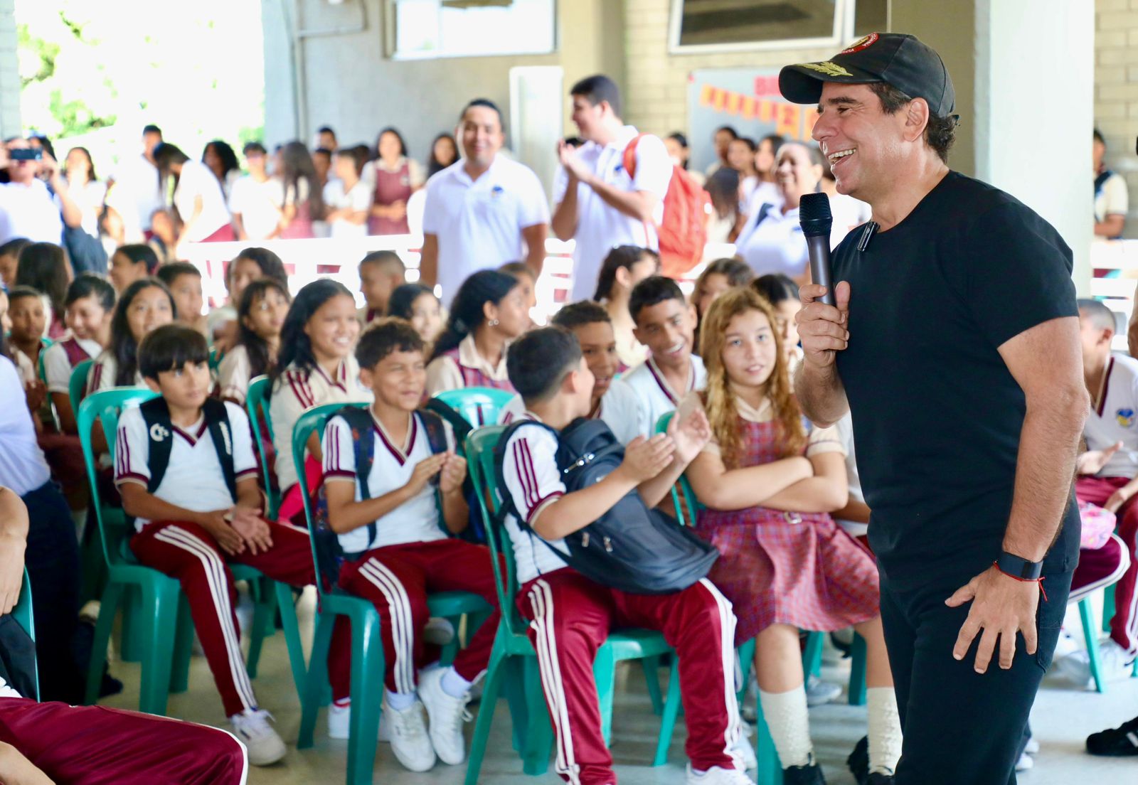 Alcalde Char hablándole a niños