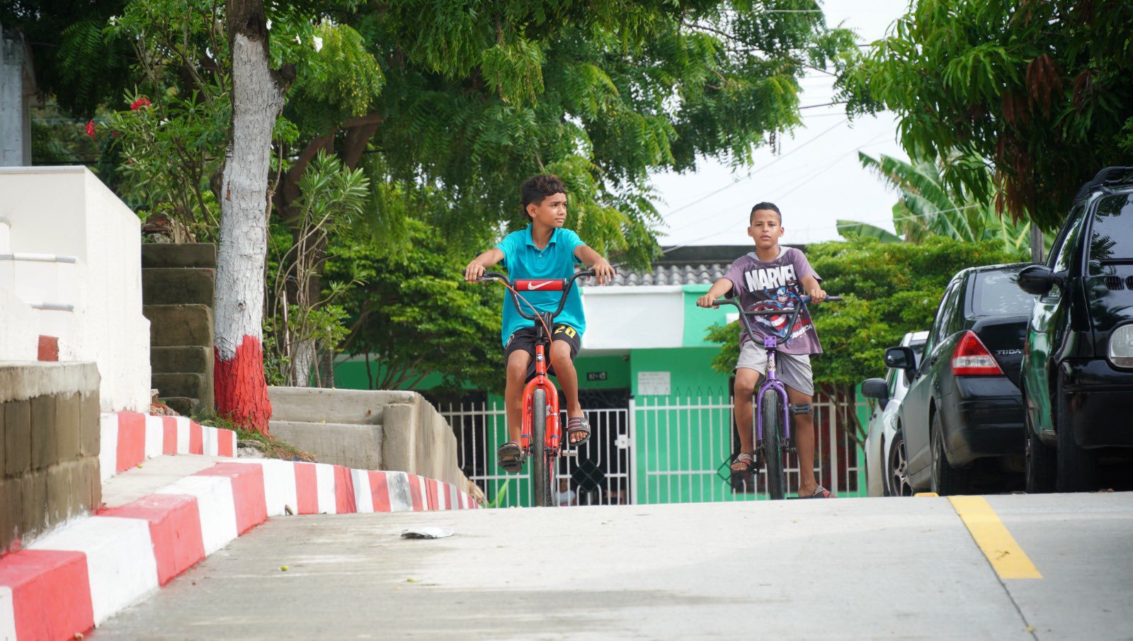 Niños en bicicleta en calle de la ciudad