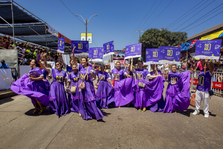 Grupo de bailarinas y banderilleros de la campaña Barranquilla le dice no al acoso callejero, durante desfiles del Carnaval.