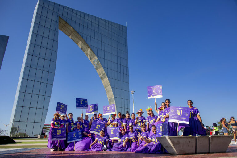 Mujeres vestidas de morado delante de la Aleta de tiburón, Campaña No es No