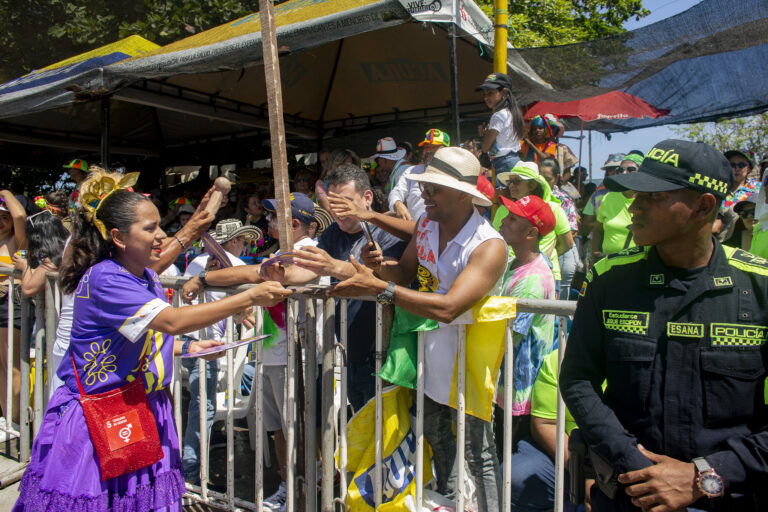 Mujer repartiendo publicidad en evento del carnaval, de la campaña No es No