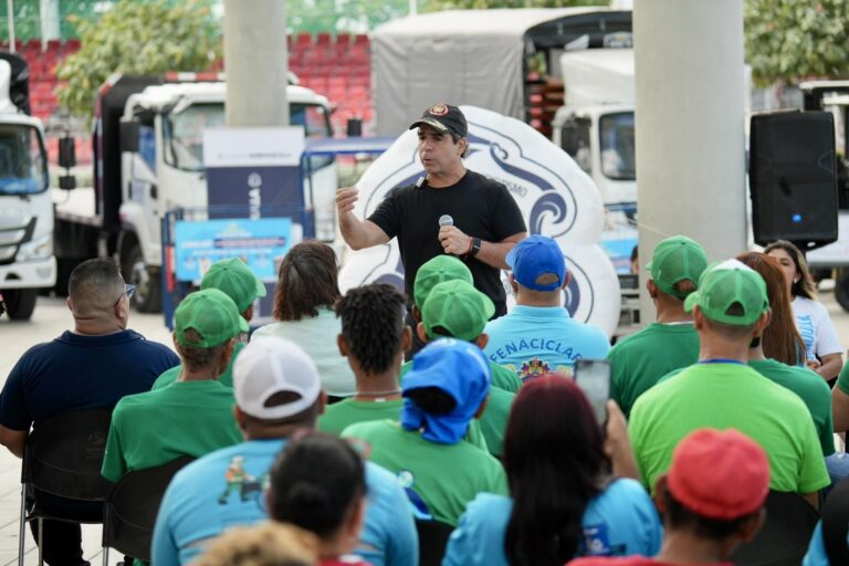 El alcalde Alejandro Char hablando con la comunidad.