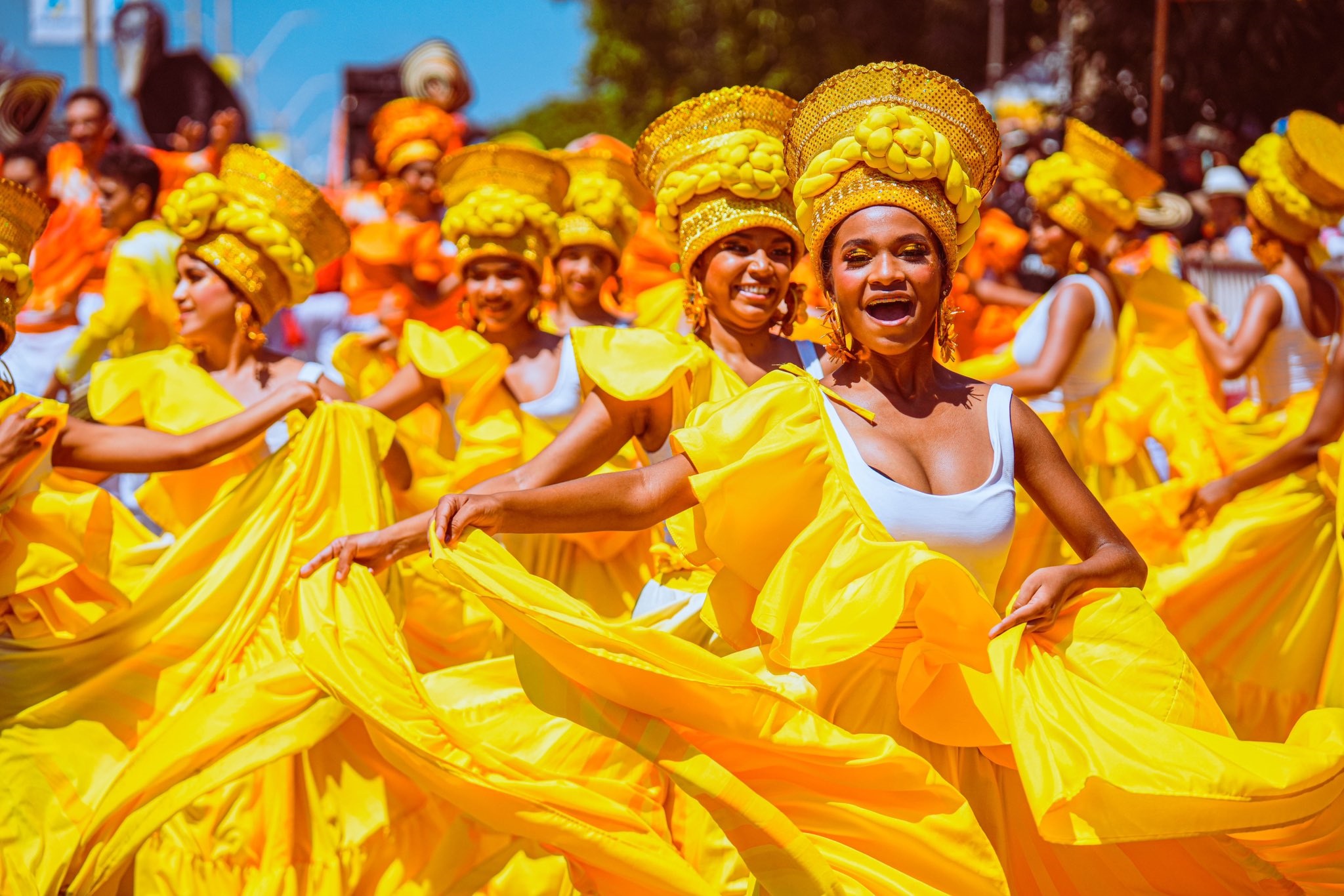 Grupo de bailarinas danzando en la calle