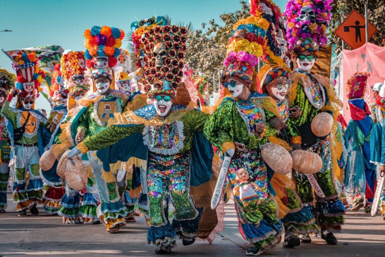 Grupo de danzantes de Congo en la calle