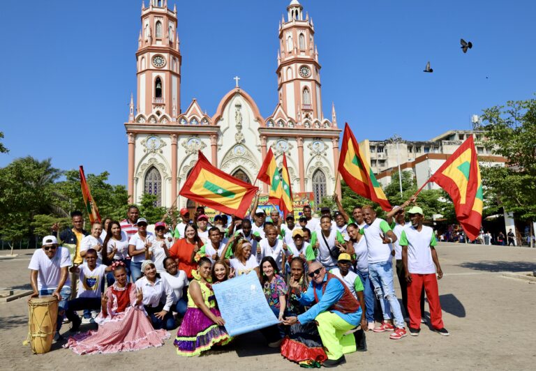 comparsa habitantes y ex habitantes de la calle con Katia Nule en la plaza de San Nicolás