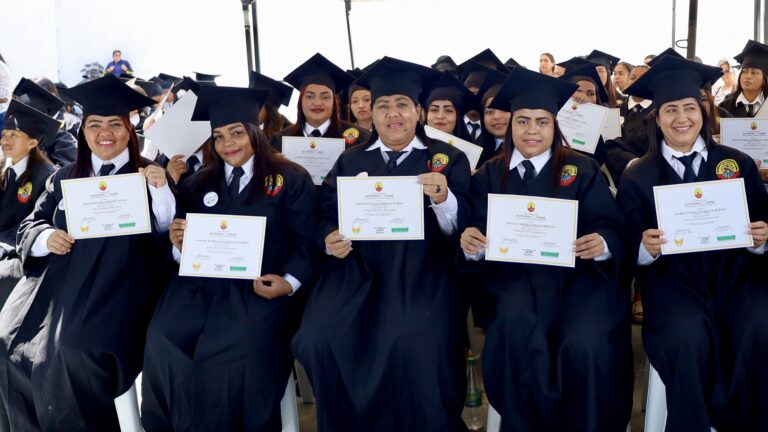 Mujeres mostrando diploma