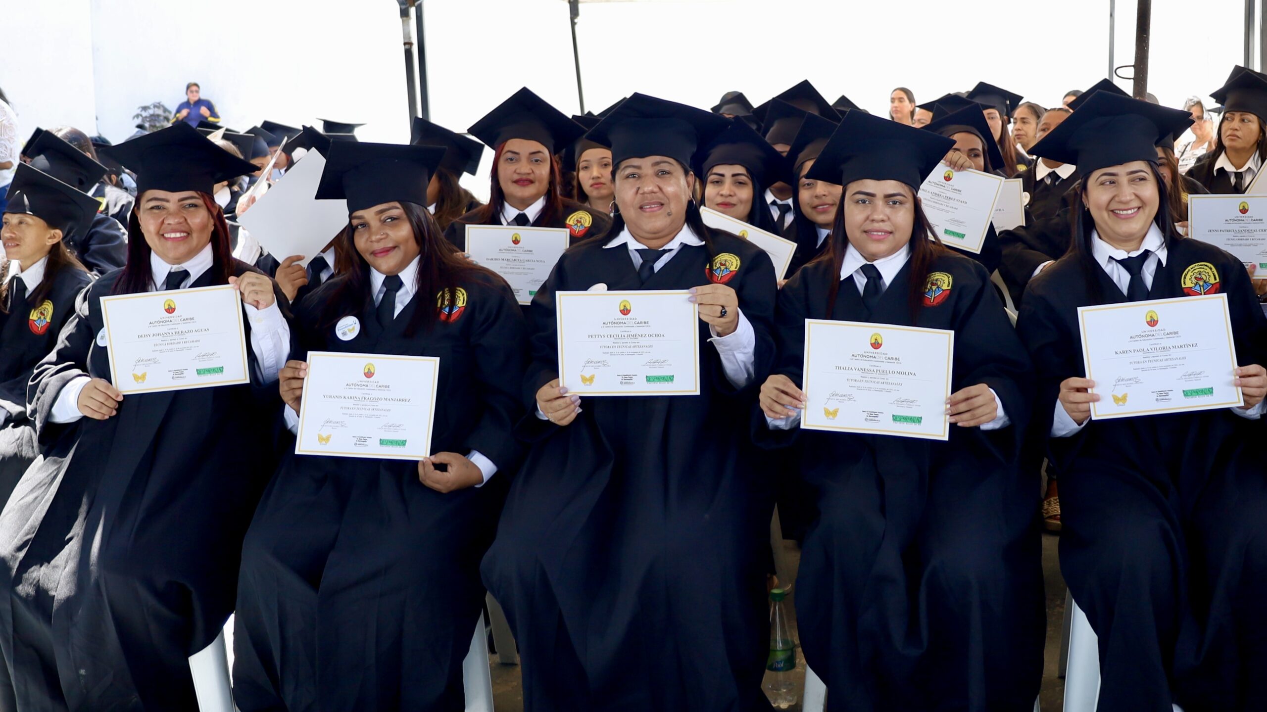 Mujeres mostrando diploma