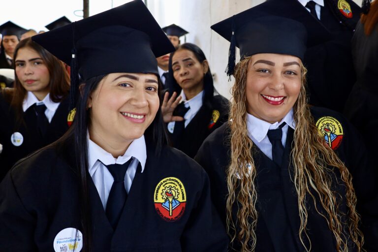 Mujeres con toga sonriendo.