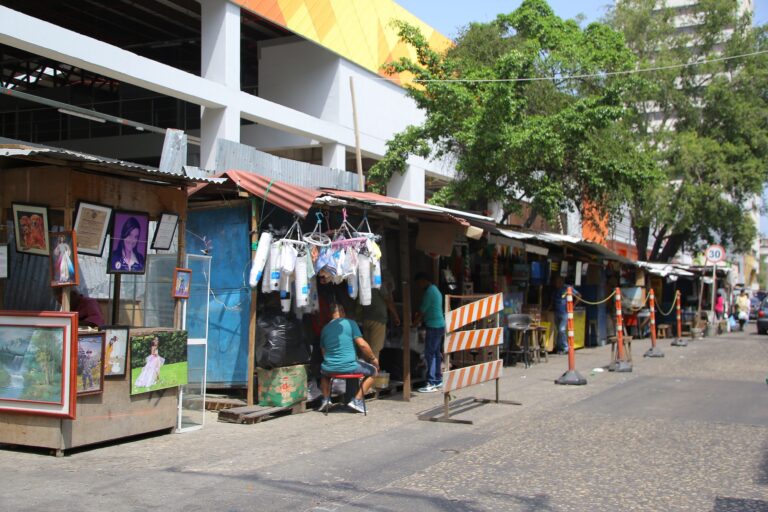 Vendedores callejeros antes de trasladarse a Galería Sredni.