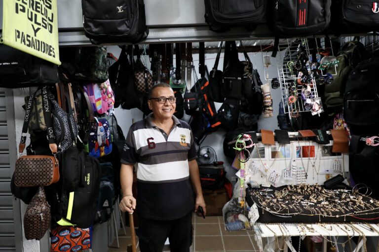 Comerciante frente a su negocio  en Esquina del Marquetero