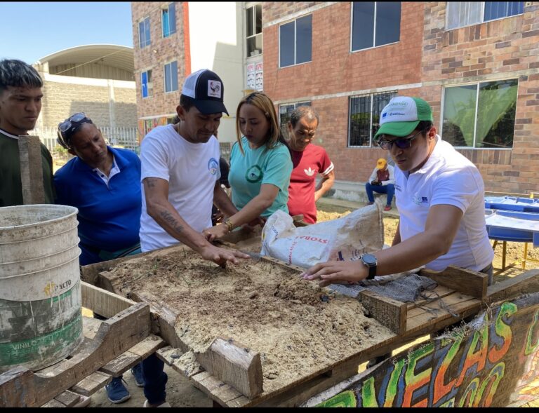 Ciudadanos elaborando Huertas Urbanas.