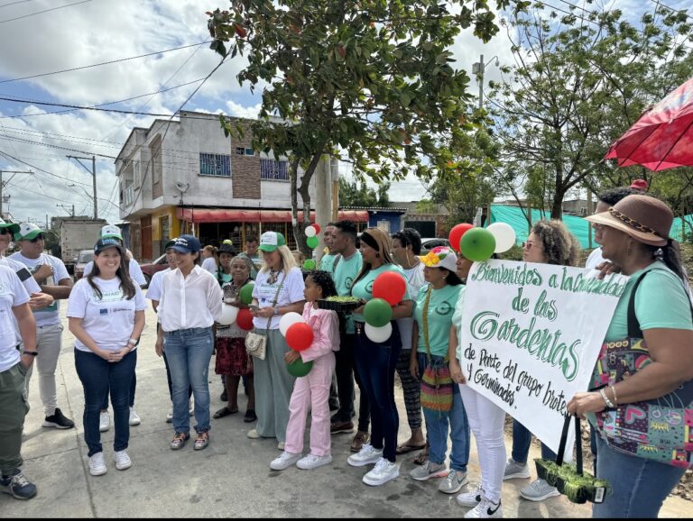 Funcionarios dialogando con la comunidad de las Gardenias.