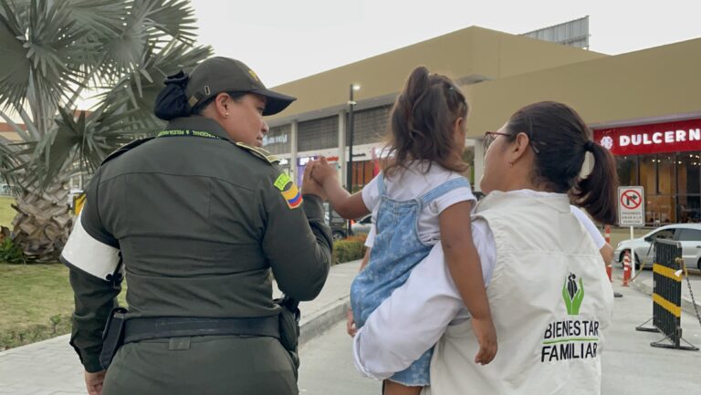 Funcionarios de la policia e ICBF con niña