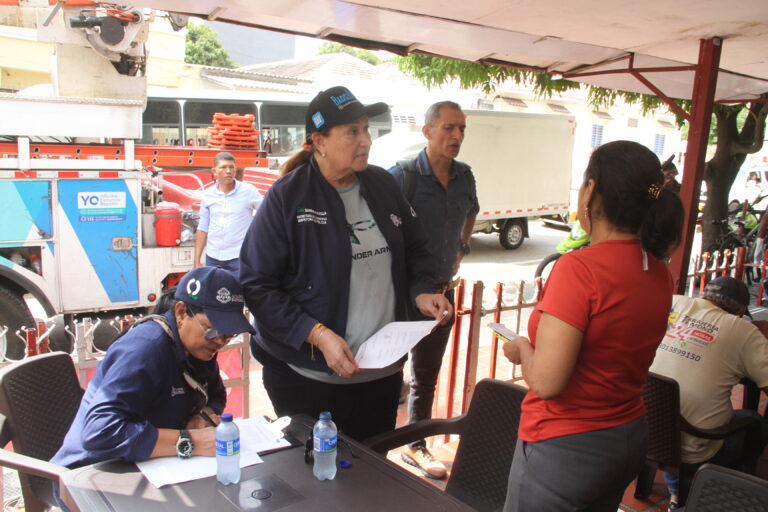 Funcionarios de la alcaldía realizando inspección a establecimientos.