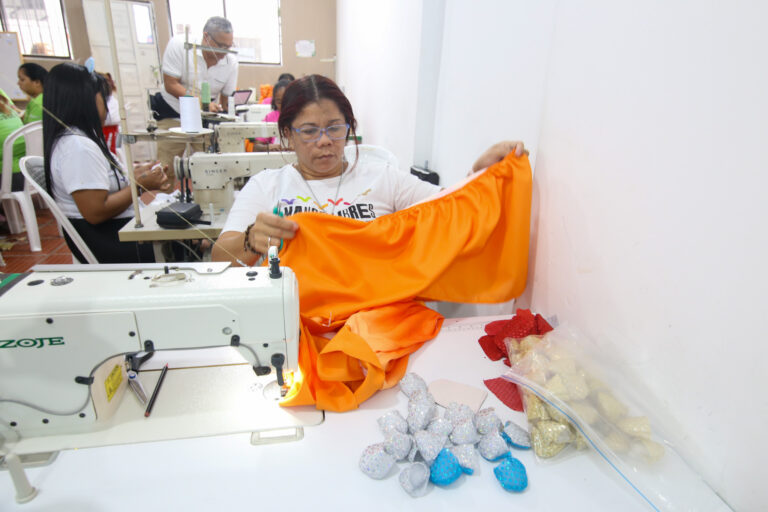 Modista elaborando vestido de carnaval.