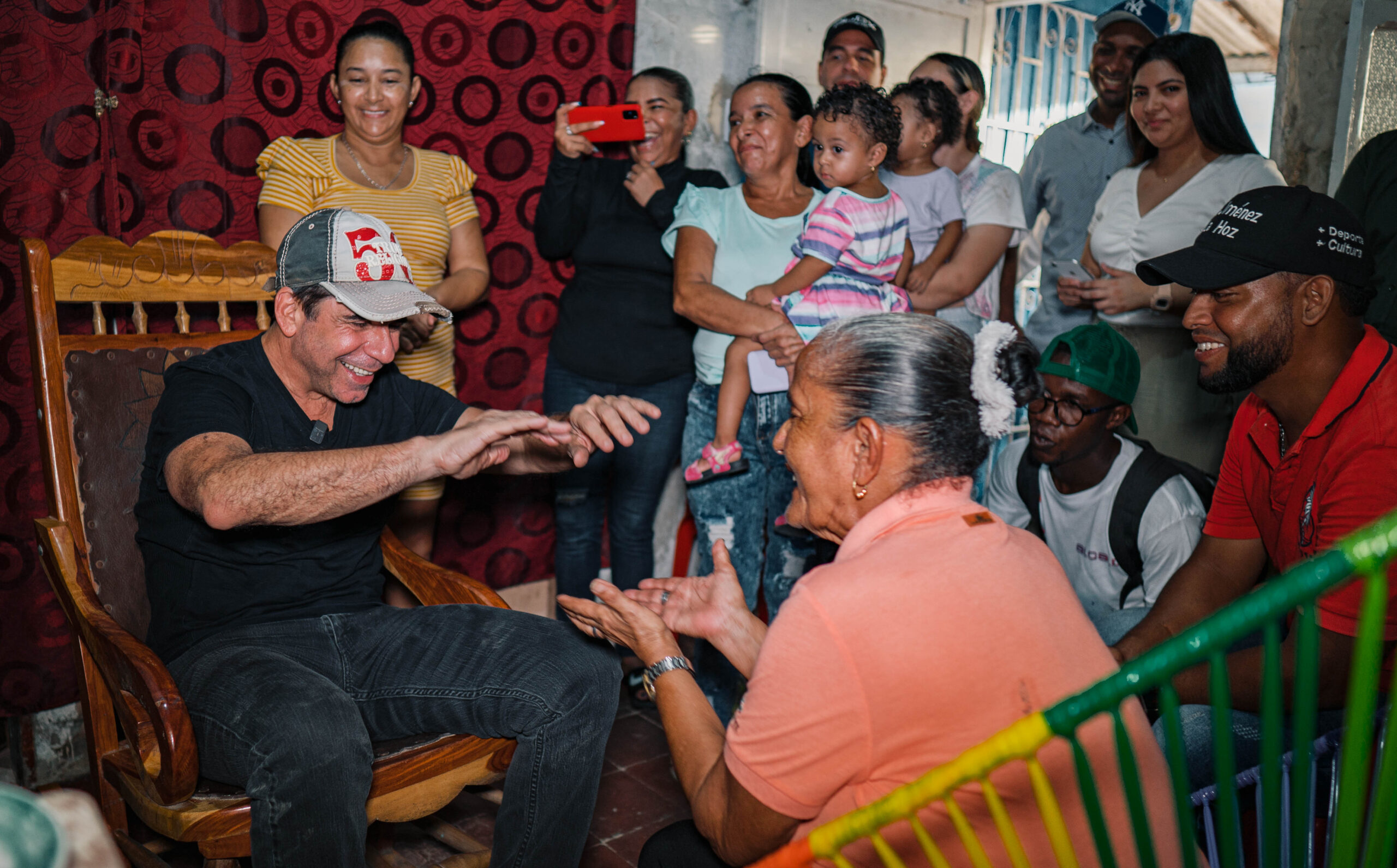 Alcalde Alejandro Char en casa de beneficiaria