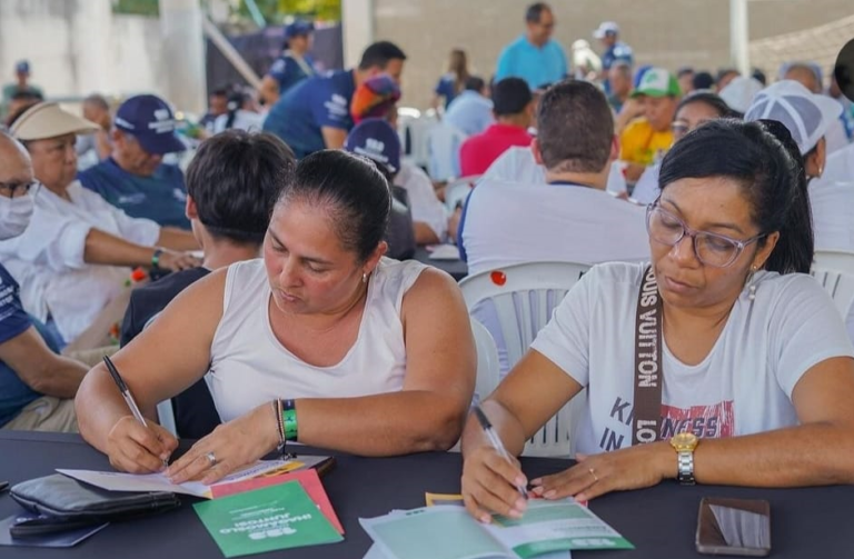 Mujeres diligenciando formulario 