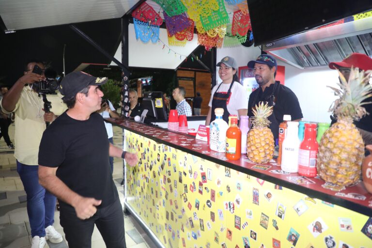 Alcalde recorre stands gastronómicos Gran Malecón