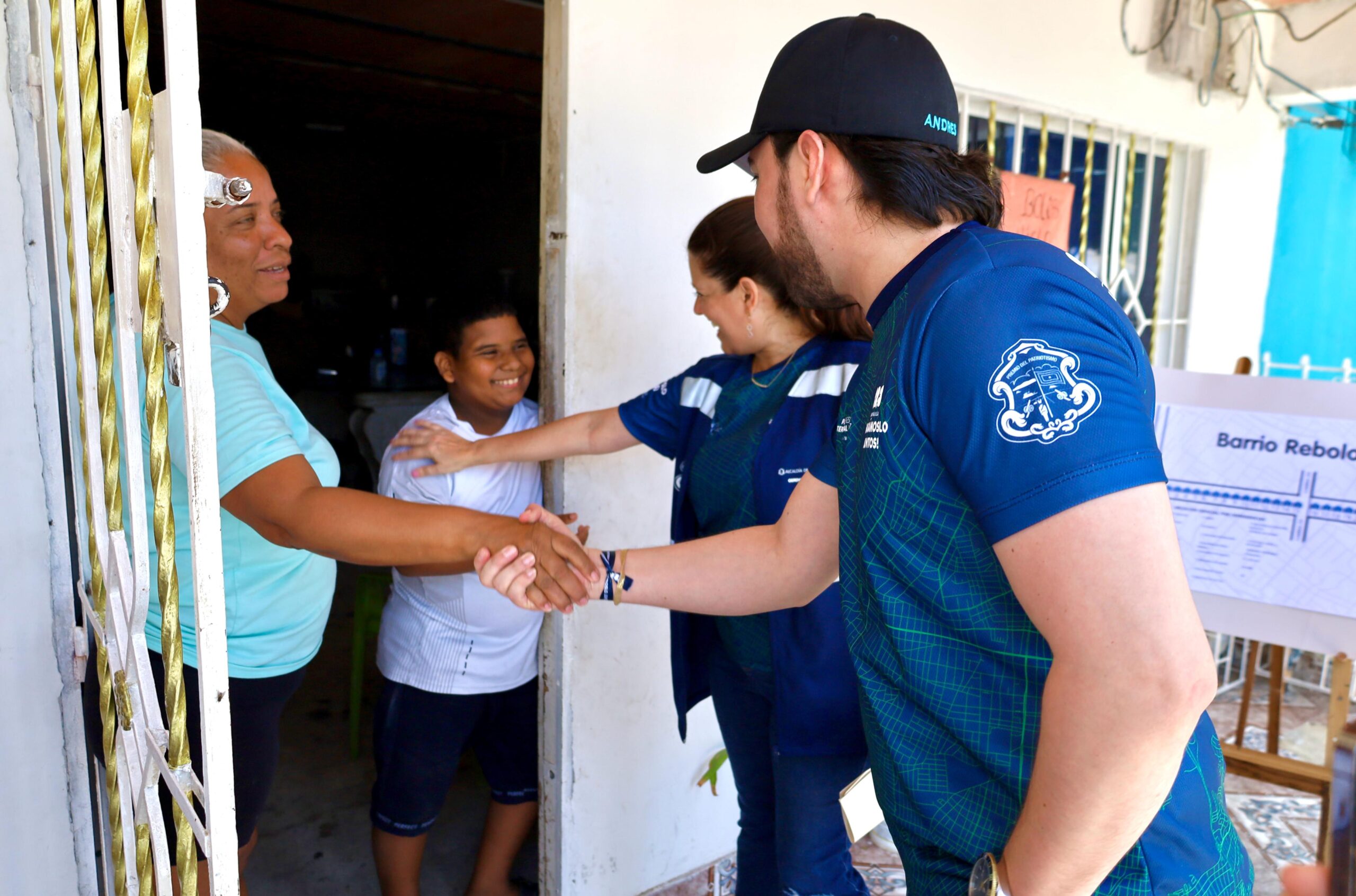 Funcionarios en casa de cuidadanos.