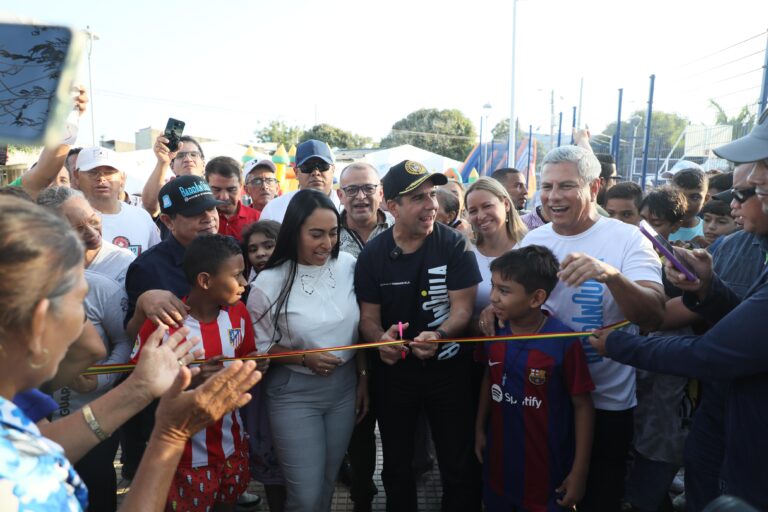 Alcalde Alejandro Char cortando cinta de entrega de parrque.