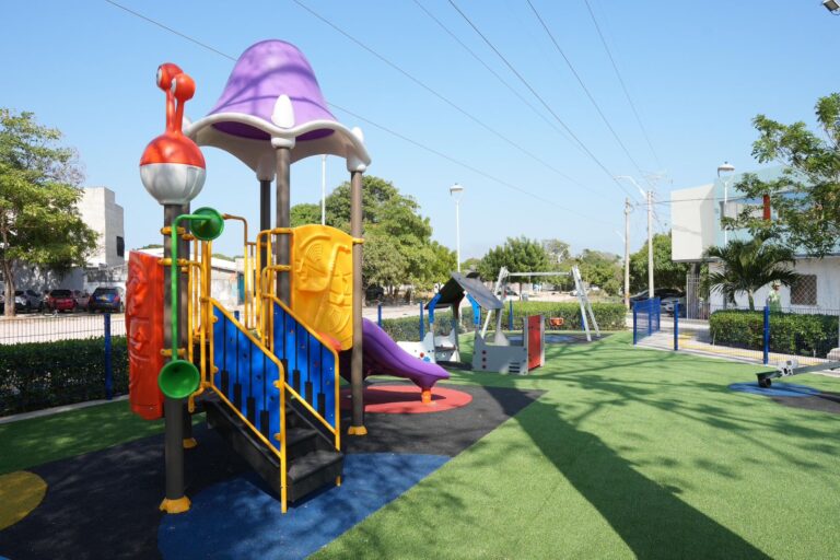 Juegos infantiles parque Las Palmeras