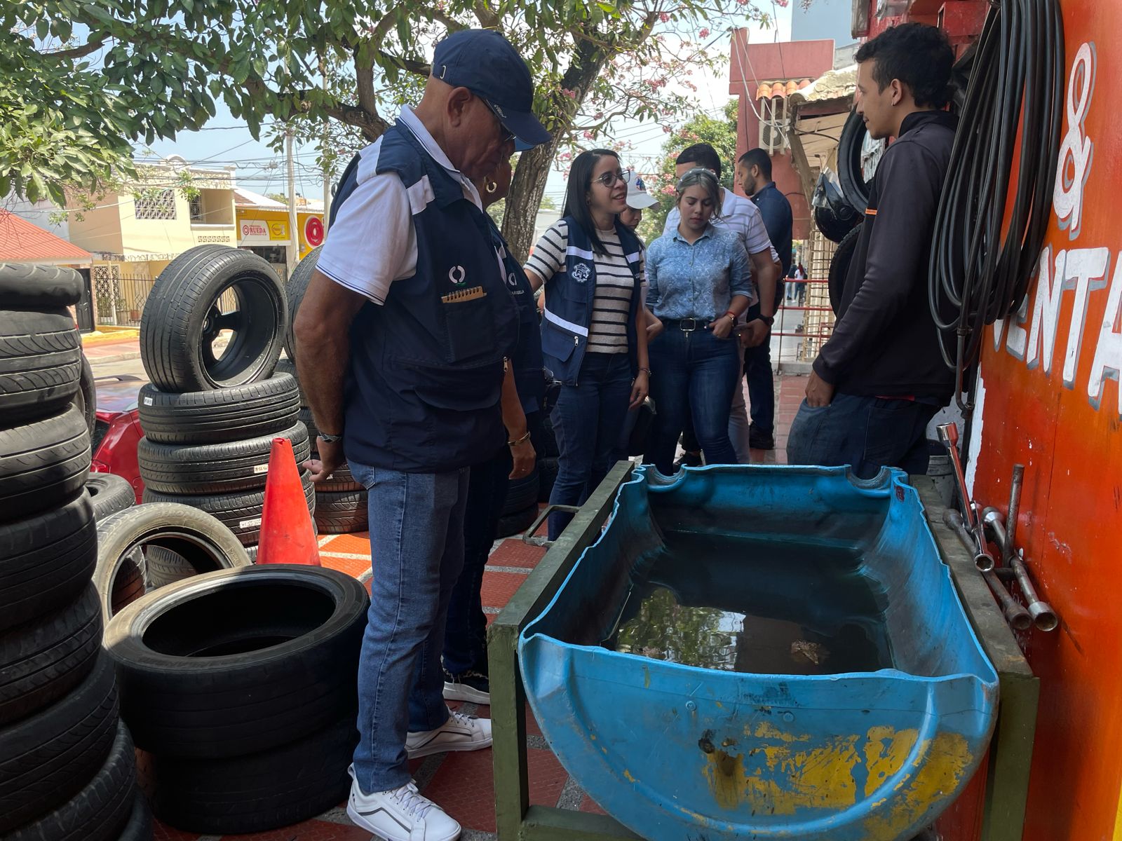 Funcionarios revisando estanque de agua