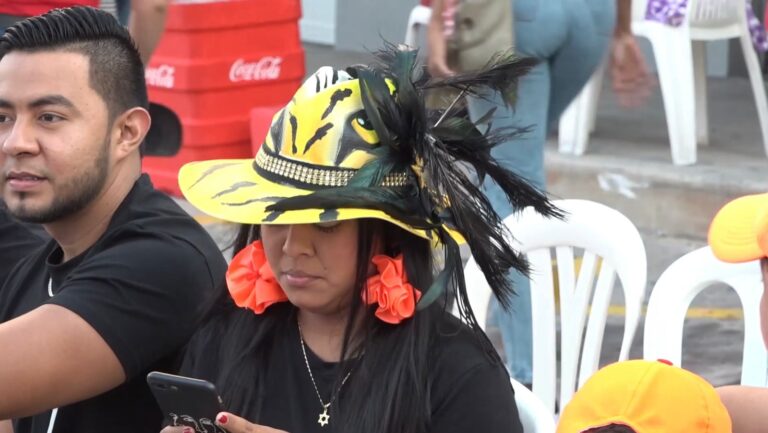 Pareja de asistentes a eventos públicos de carnaval.