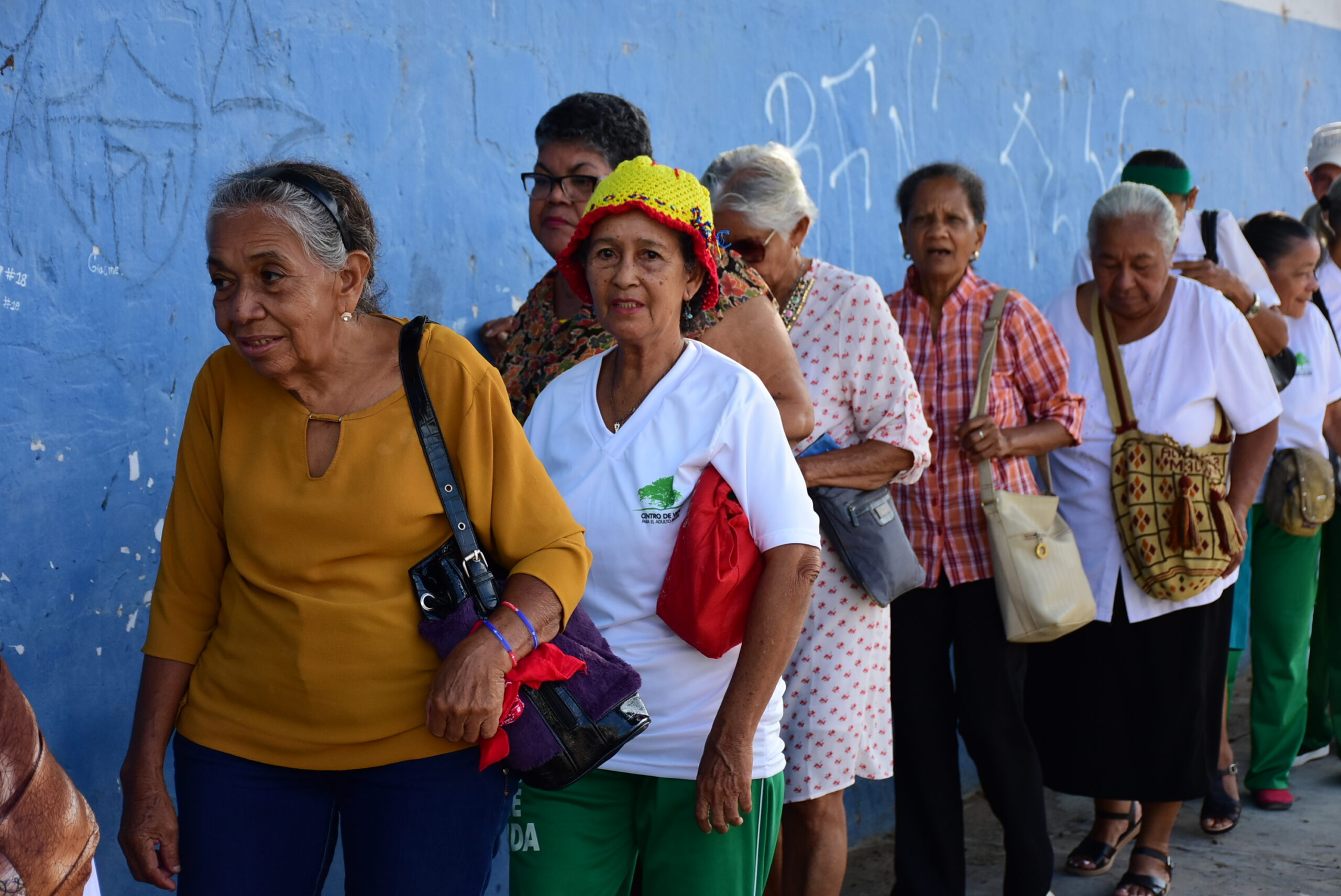 Adultos mayores en una fila para reclamar Subsidio para el Adulto Mayor