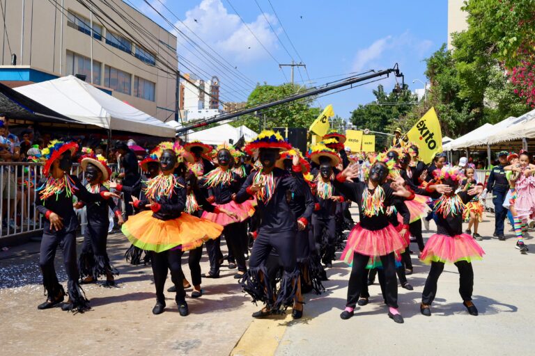 Grupo de integrantes de comparsa Son de Negros Carnaval de los Niños