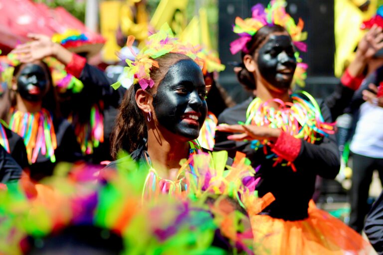 Niñas disfrazadas y danzando.