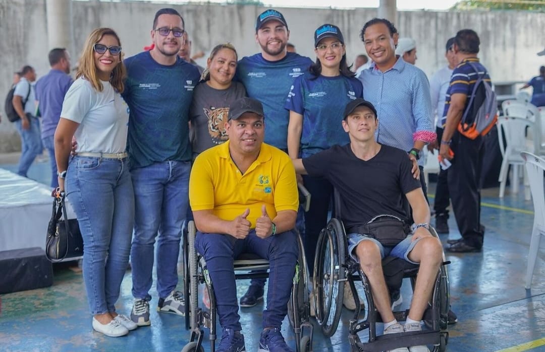 Funcionarios y ciudadanos en evento.