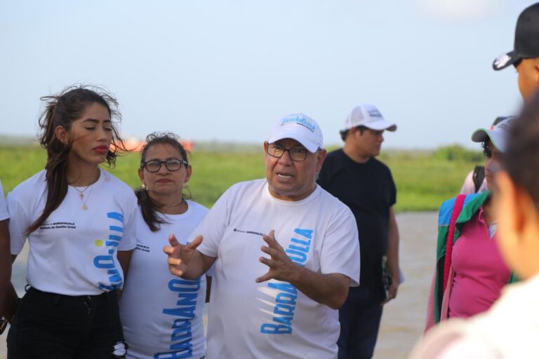 Secretario de Gestión Social dialogando con funcionarios y ciudadanos