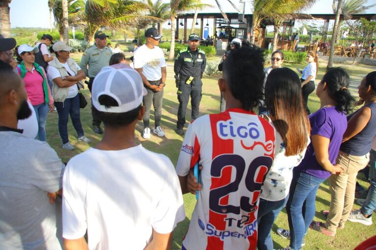 Policía con grupo de personas en parque