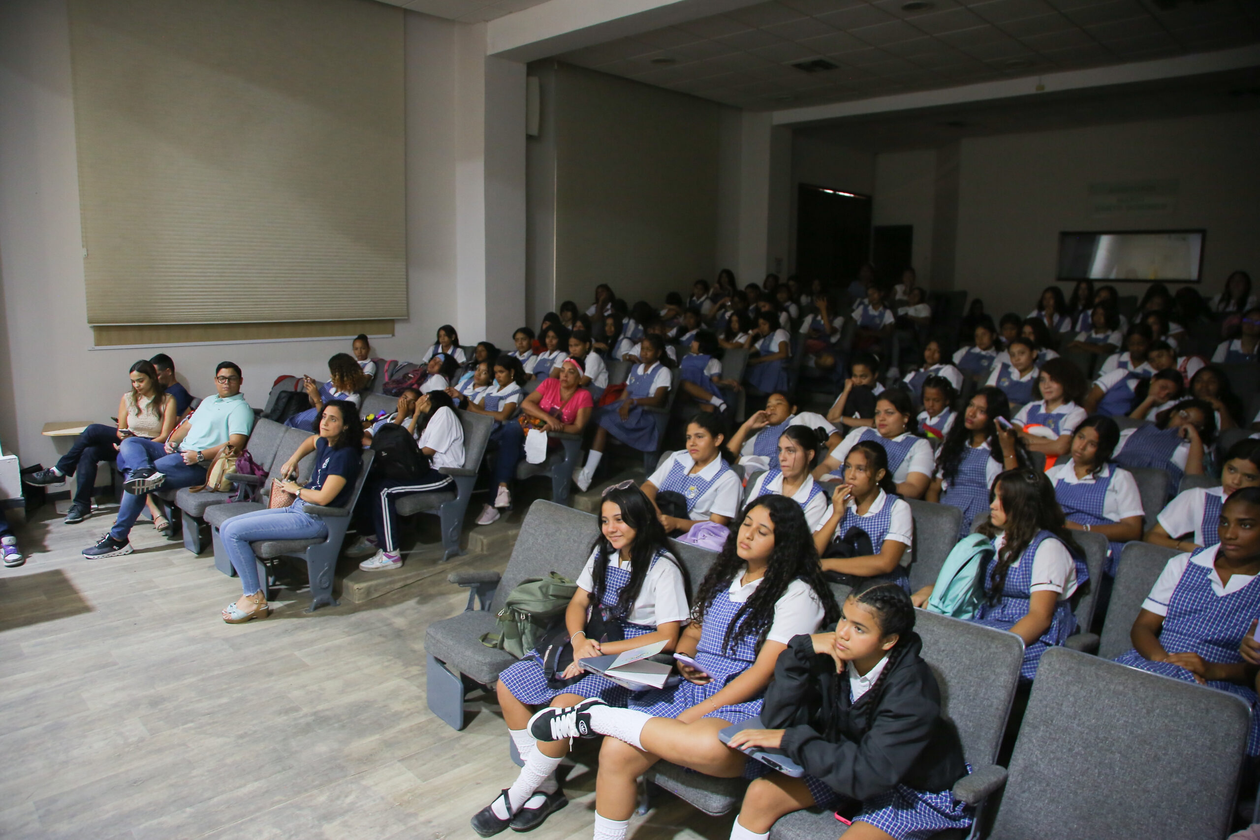 Jóvenes estudiantes en conversatorio