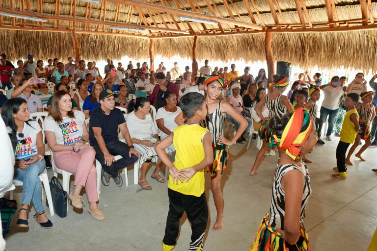 Niños danzando en evento con el alcalde