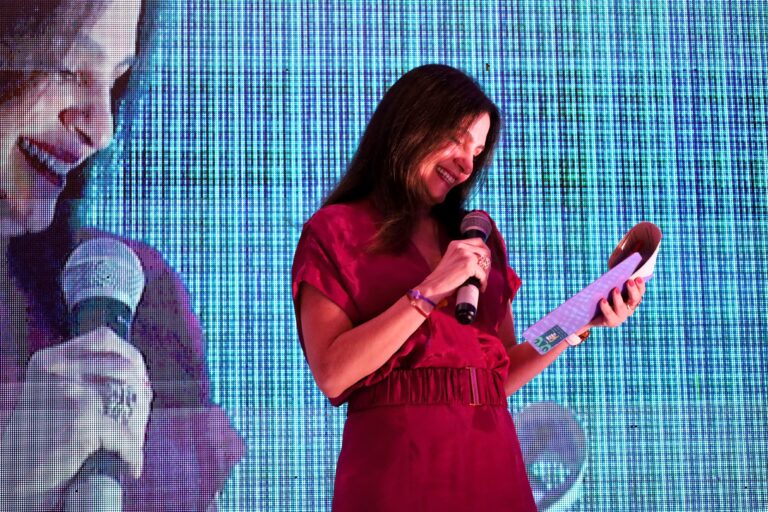 Katia Nule leyendo hoja en el evento