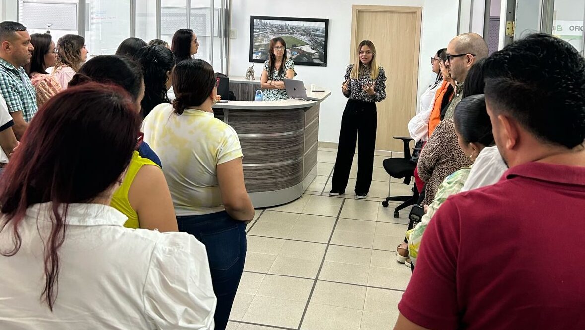 Grupo de funcionarios recibiendo información.