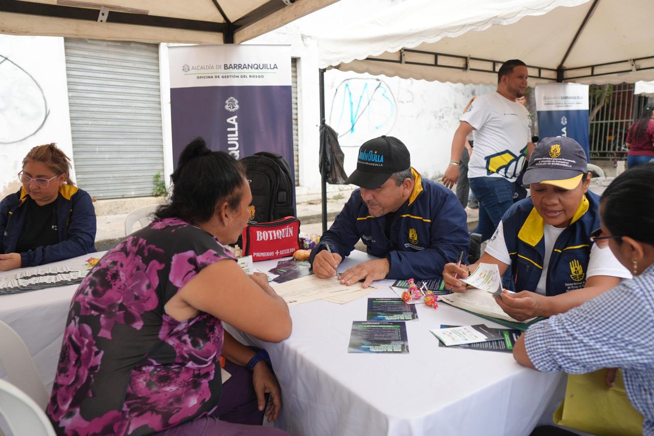 Funcionarios atendiendo a la comunidad en feria.