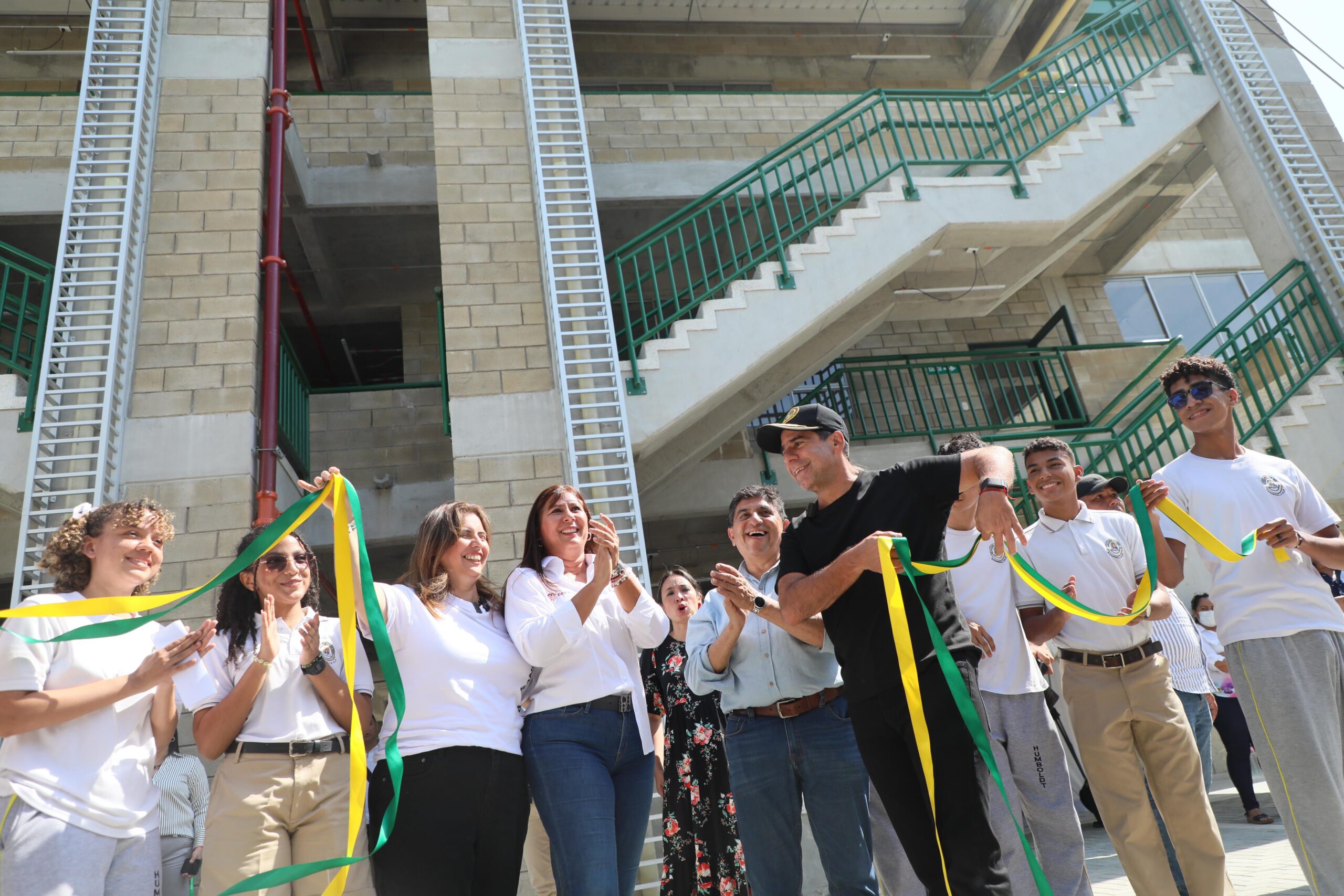 Alcalde Char cortando cinta en IED Alexander Humboldt