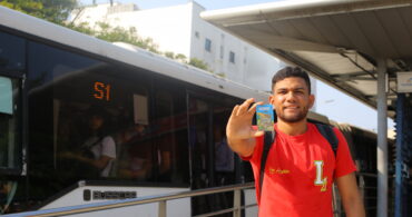 Estudiante muestra tarjeta de Transmetro