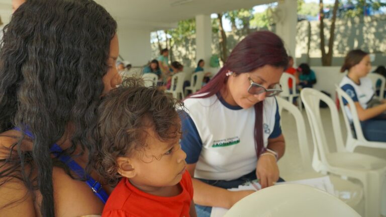 Funcionaria atendiendo a madre e hijo.