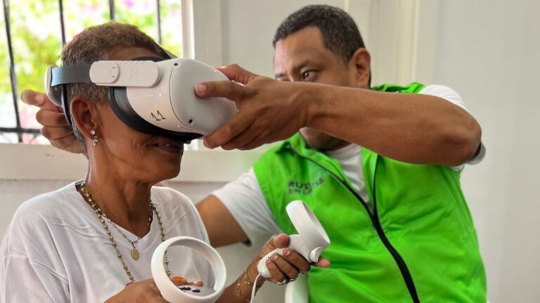 Adulta mayor con gafas de realidad virtual