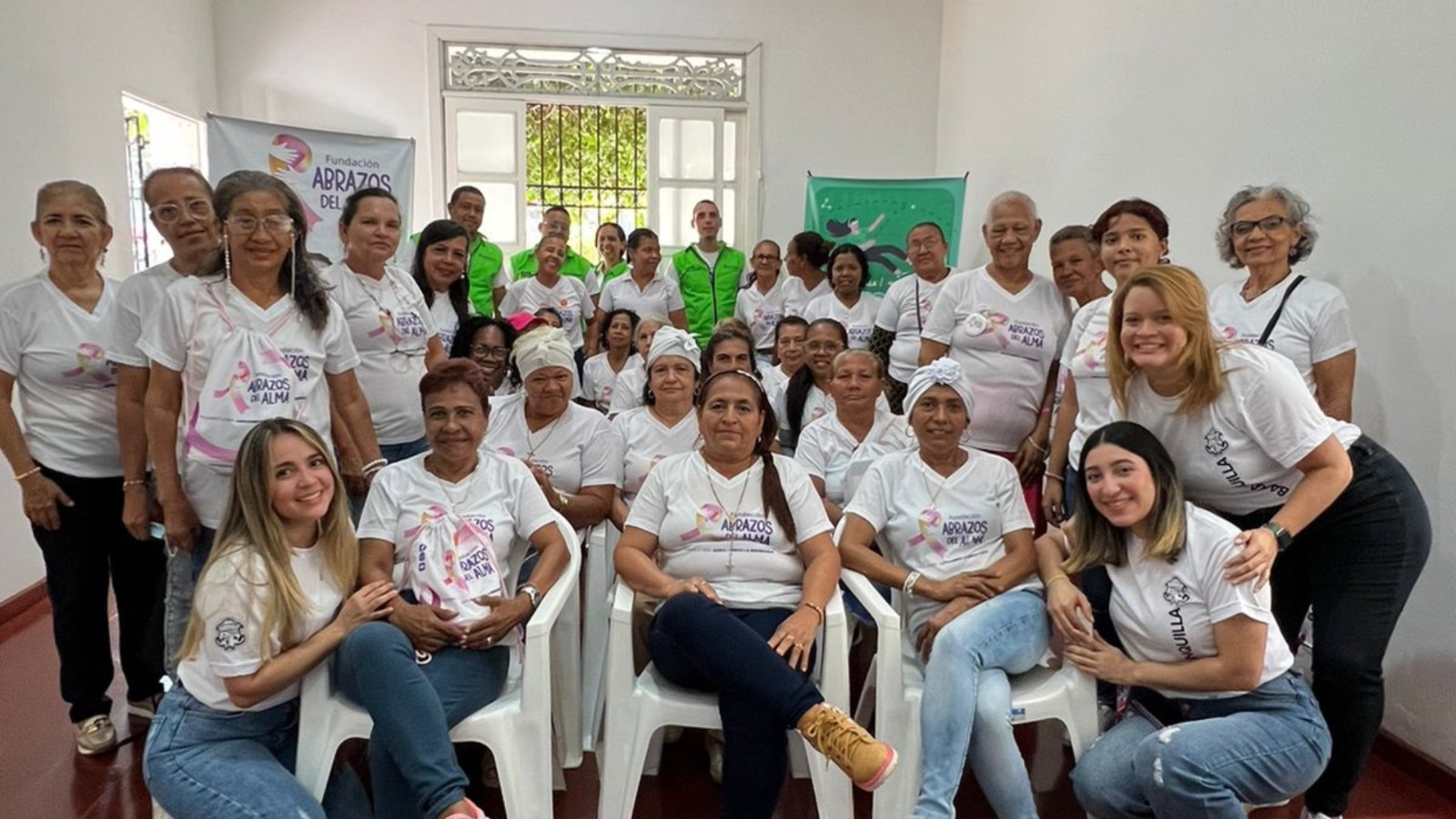 Grupo de mujeres en salón