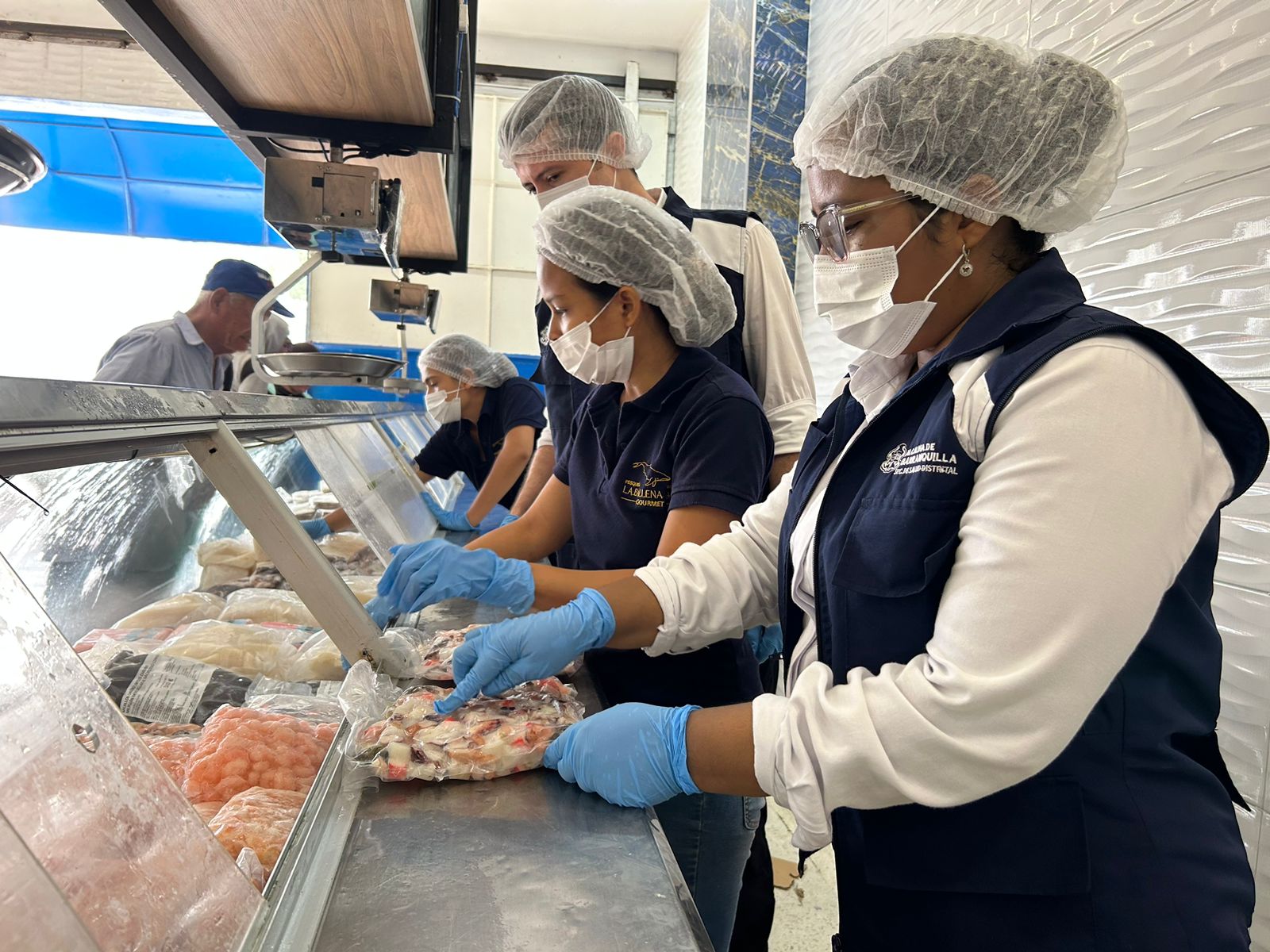 Vendedoras sirviendo alimentos