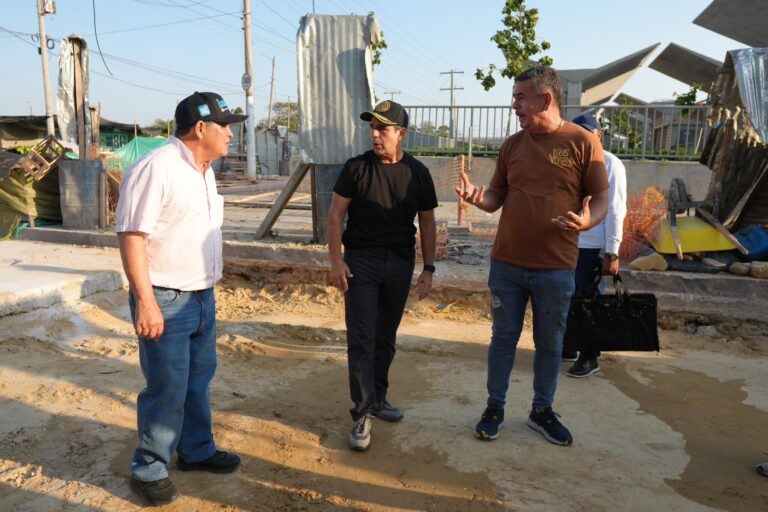 Alcalde Alejandro Char visitando el Gran Bazar