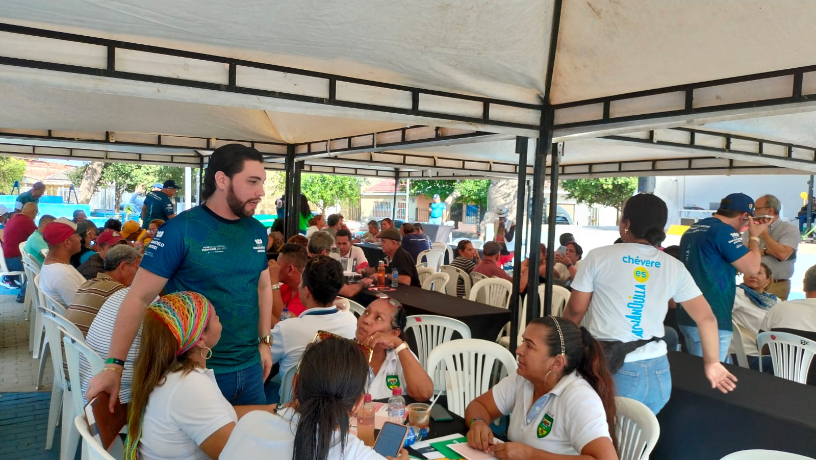 Funcionarios con ciudadanos en mesas de trabajo