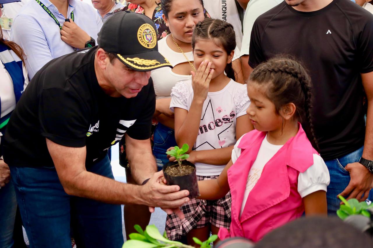 Alcalde Char entregándole planta a niña