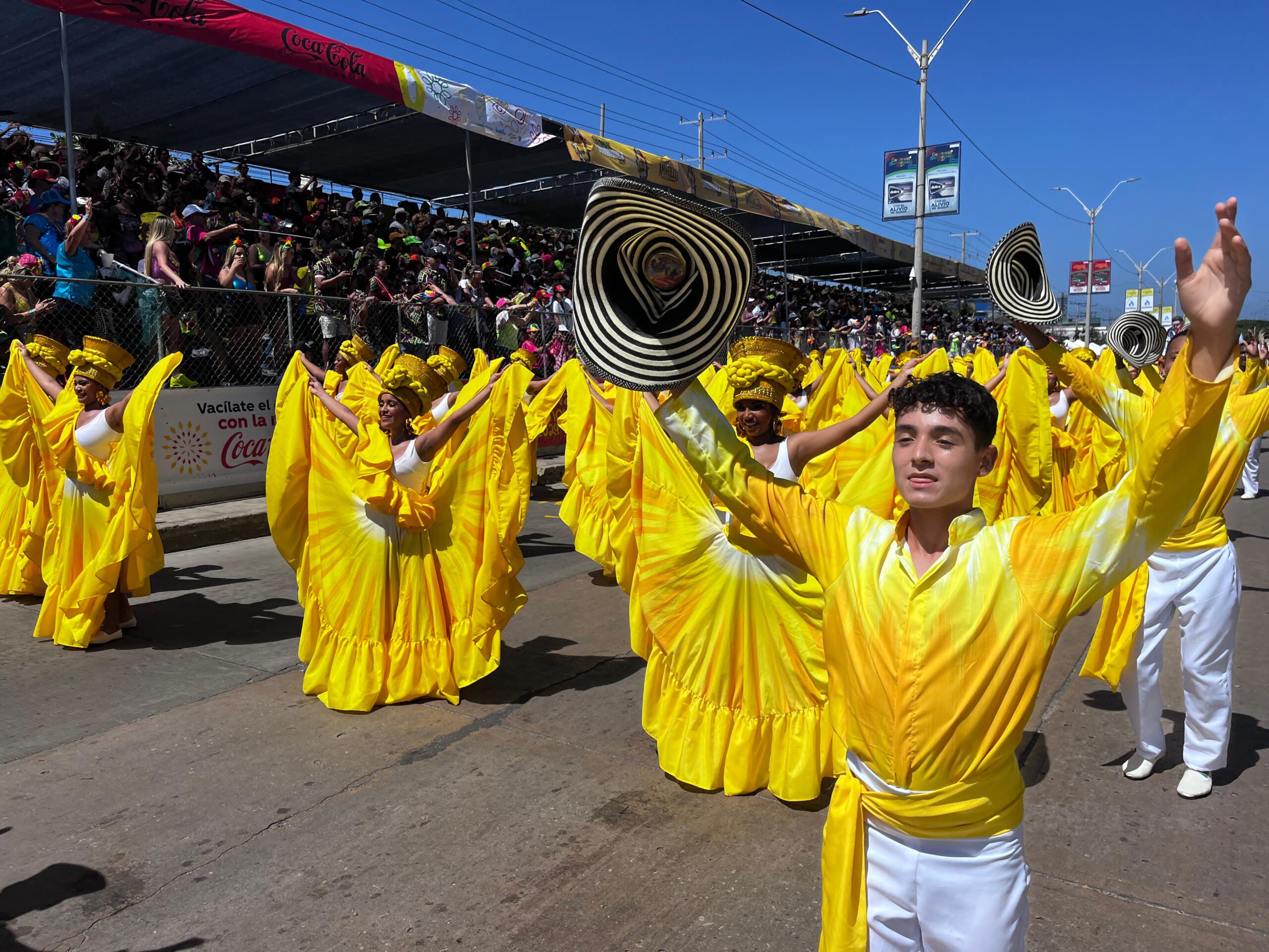 Bailarines en batalla de flores via 40