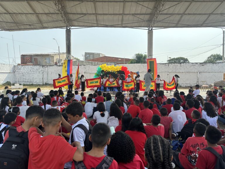 Niños en evento en el colegio